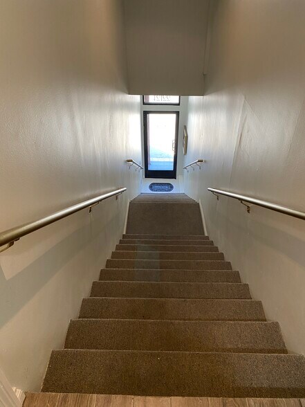 More Photos Of 22124 Ventura Blvd, Woodland Hills Office For Lease