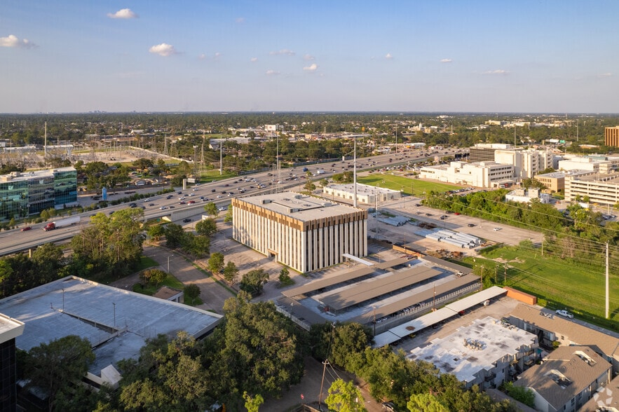 More Photos Of 1919 N Loop W, Houston Medical For Lease