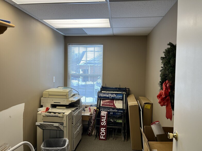 More Photos Of 10712 Ballantraye Dr, Fredericksburg Office Residential For Lease