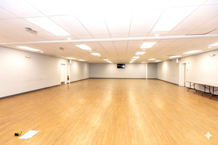 More Photos Of 230 Commerce Dr, Franklin Warehouse For Sale