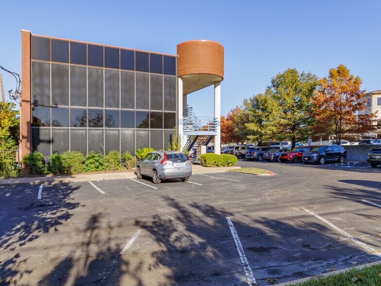 More Photos Of 2579 Western Trails Blvd, Austin Medical For Lease