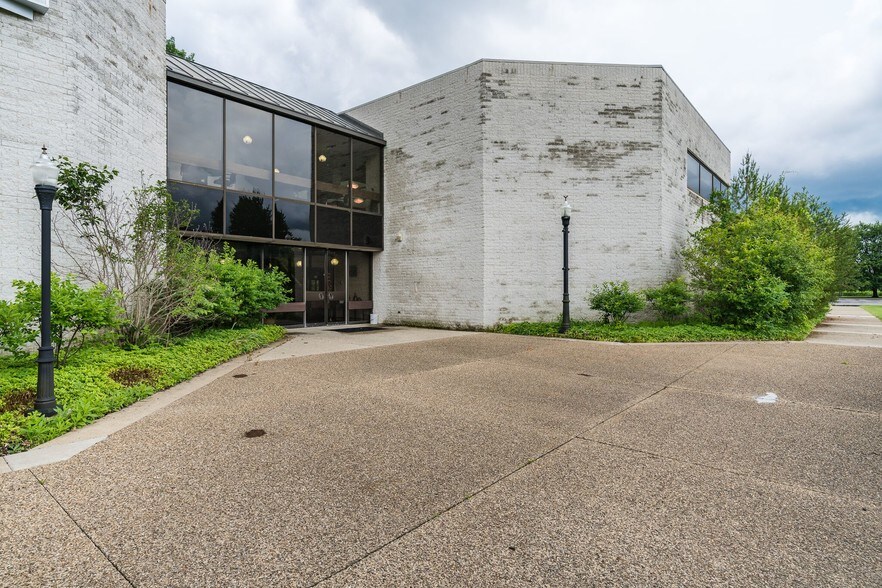 More Photos Of 3825 Columbus Rd, Granville Loft Creative Space For Lease