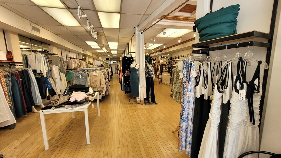 More Photos Of 5325 Ch. Queen Mary, Montréal General Retail For Lease