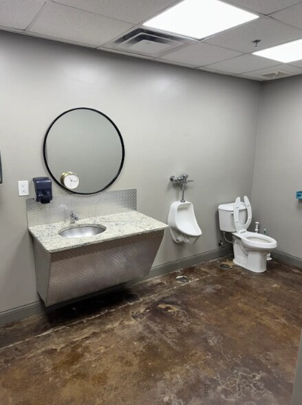 More Photos Of 215-219 Lovvorn Rd, Carrollton Warehouse For Lease