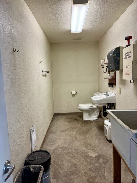 More Photos Of 1225 Adams St, Klamath Falls Warehouse For Sale