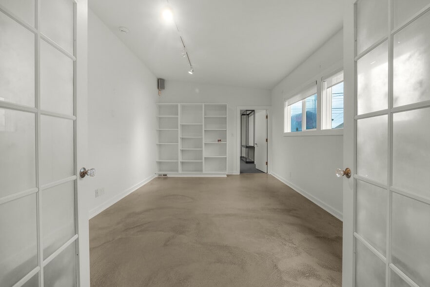 More Photos Of 809 S Holladay Dr, Seaside Showroom For Sale