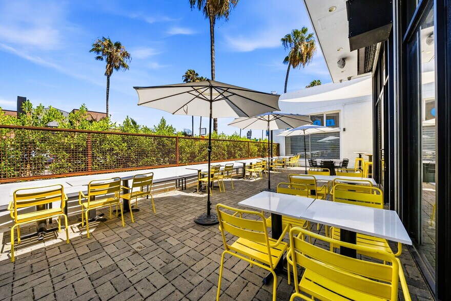More Photos Of 465 N Fairfax Ave, Los Angeles Fast Food For Lease