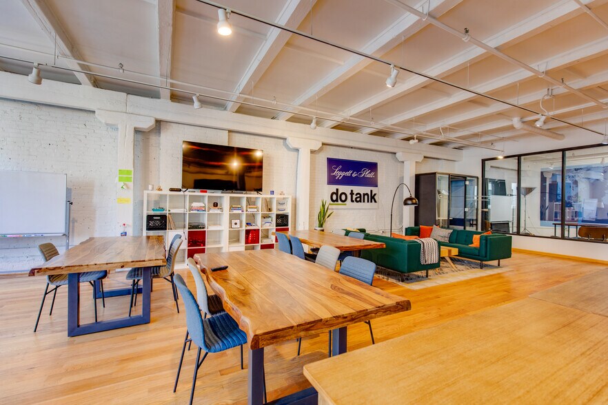 More Photos Of 9-15 W Hubbard St, Chicago Loft Creative Space For Lease