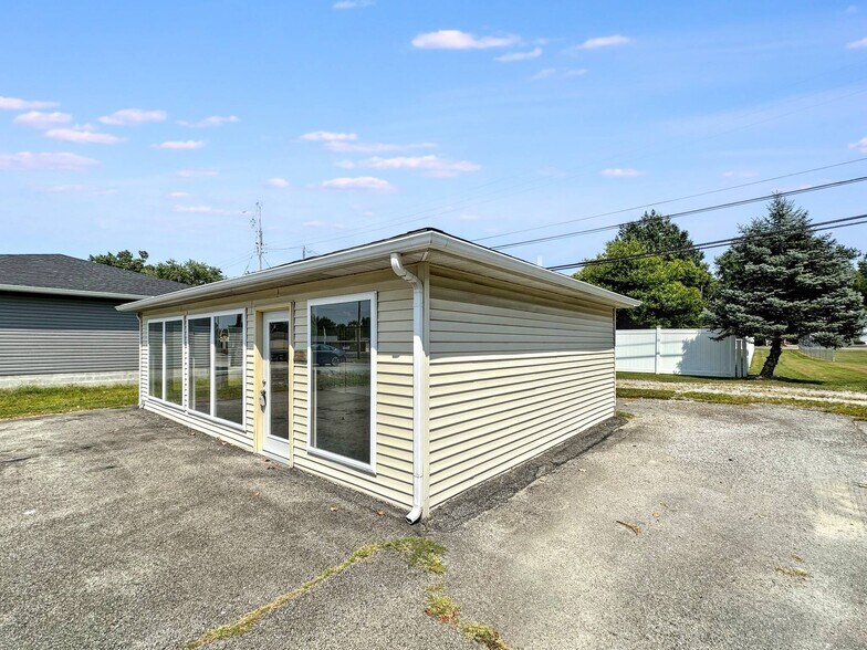 More Photos Of 1112 S Park Ave, Herrin Office For Sale