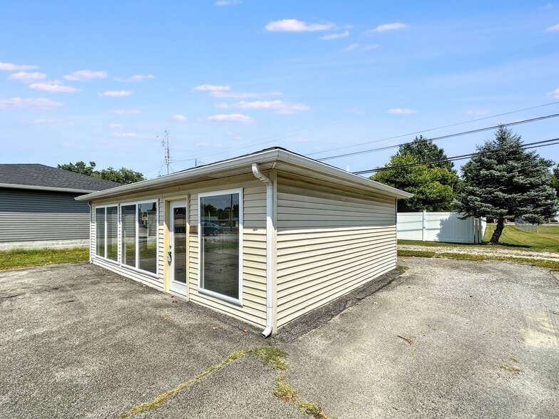 More Photos Of 1112 S Park Ave, Herrin Office For Lease