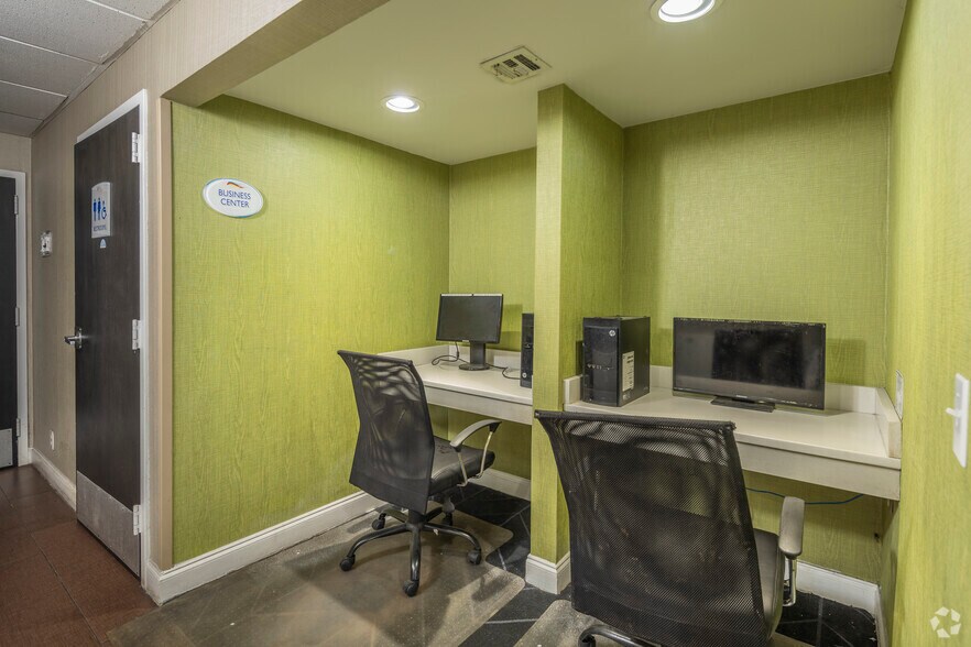 More Photos Of 1826 W Lucas St, Florence Hospitality For Sale