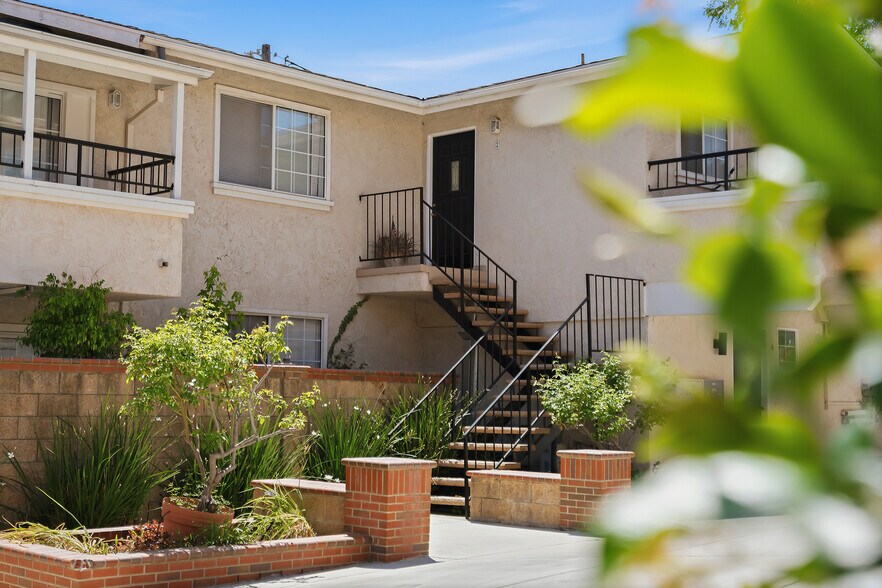 More Photos Of 5302-5304 Colodny Dr, Agoura Hills Apartments For Sale