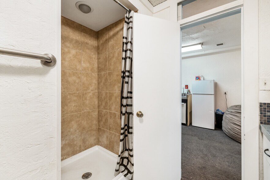 More Photos Of 4775-4779 E Ramon Rd, Palm Springs Warehouse For Sale