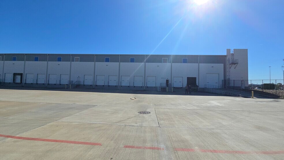 More Photos Of 5870 W Fuqua St, Houston Distribution For Lease