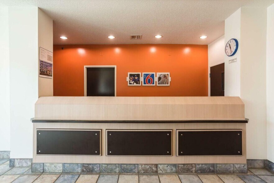 More Photos Of 1334 N Washington St, Dale Hotel For Sale