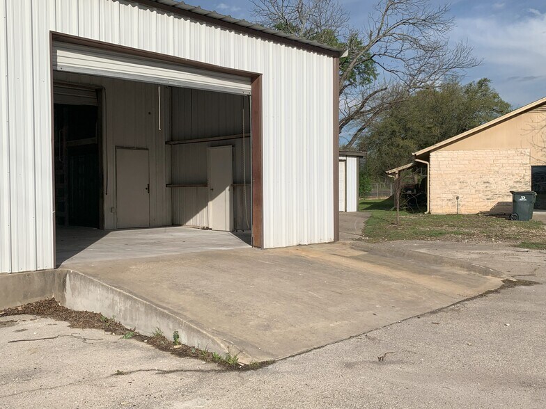 More Photos Of 13240 Pond Springs Rd, Austin Warehouse For Sale