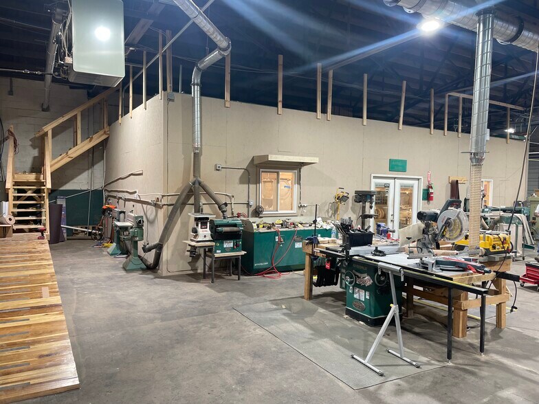 More Photos Of 107 N College St, Lebanon Light Distribution For Lease