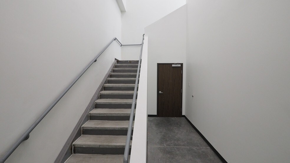 More Photos Of 21110 N Summitry Cir, Katy Warehouse For Lease