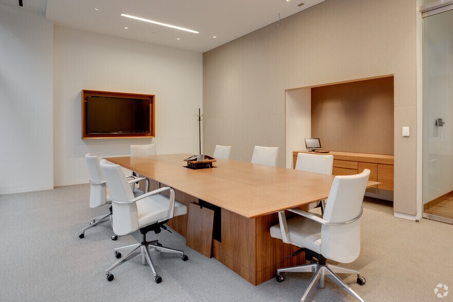 More Photos Of 2325 E Camelback Rd, Phoenix Office For Lease