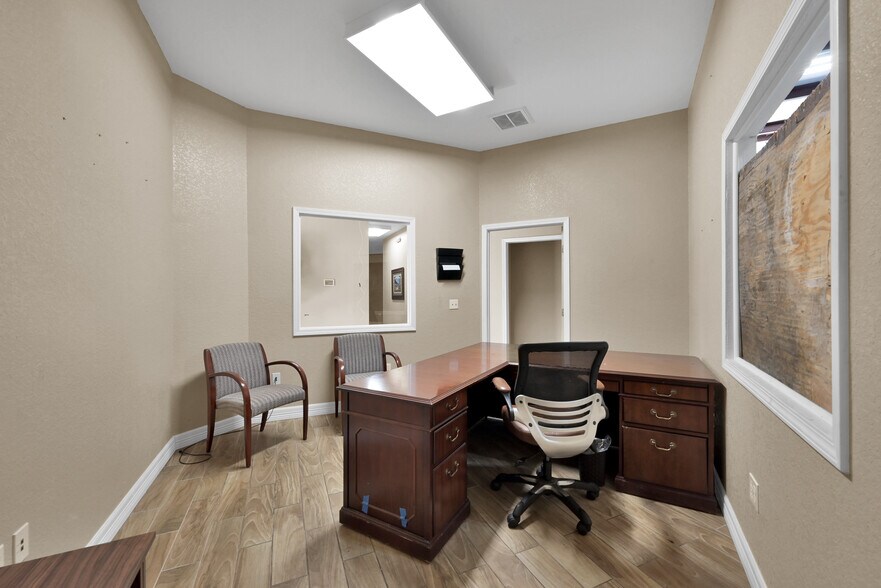 More Photos Of 1988-2000 Airport Rd, Conroe Unknown For Lease