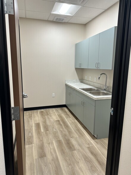 More Photos Of 4055 E Patrick Ln, Las Vegas Flex For Lease