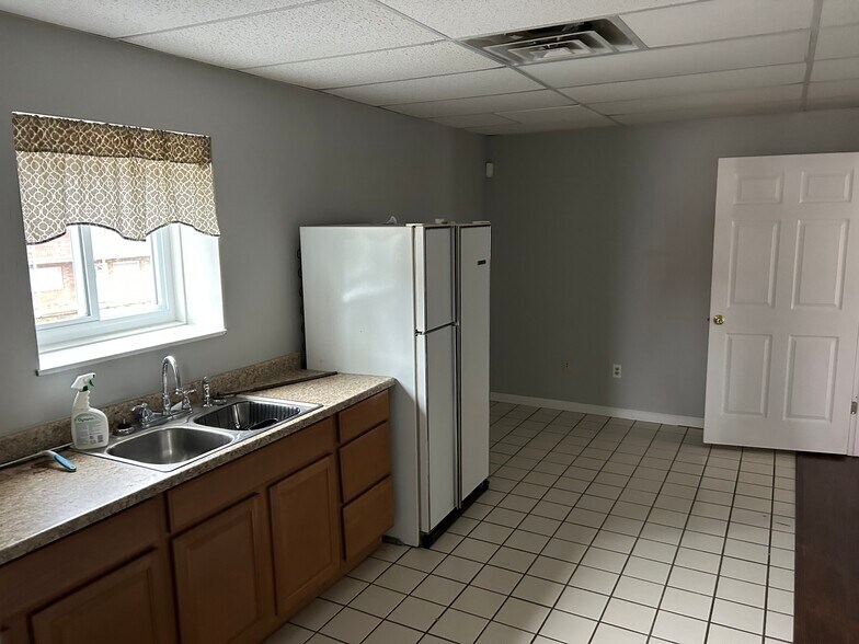 More Photos Of 4115 1st Ave, Nitro Medical For Lease