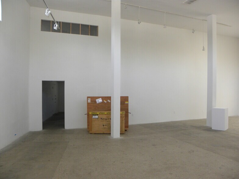 More Photos Of 1101-1119 S La Brea Ave, Los Angeles Freestanding For Lease