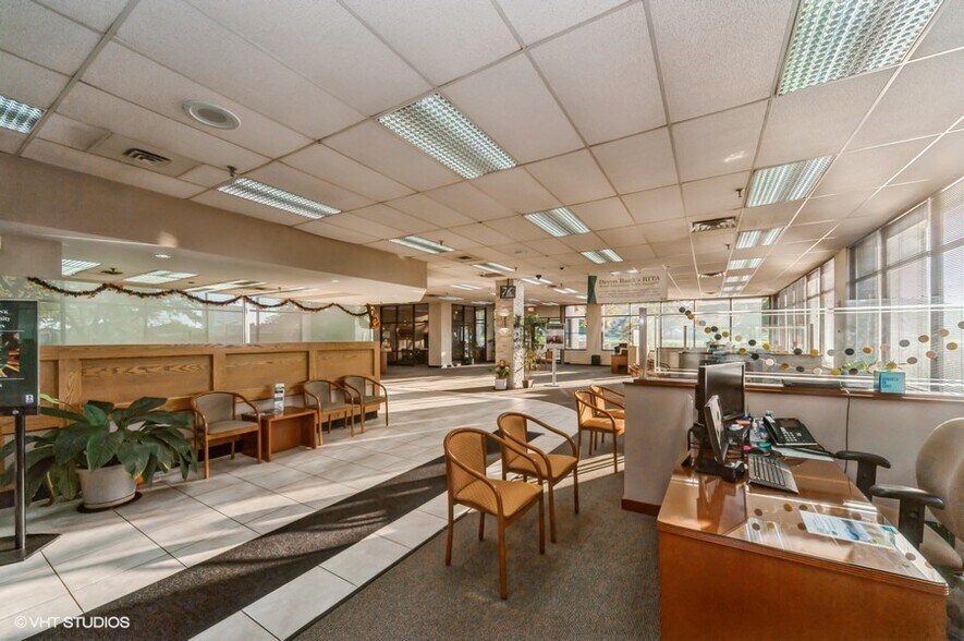More Photos Of 950 Milwaukee Ave, Glenview Office For Sale