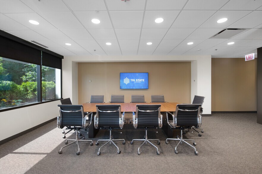 More Photos Of 300 Tri State International, Lincolnshire Unknown For Lease