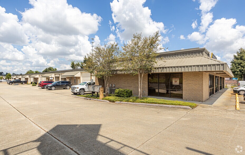 More Photos Of 3154-3156 College Dr, Baton Rouge Light Distribution For Lease