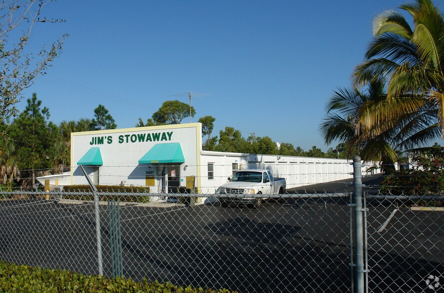 More Photos Of 3527 Radio Rd, Naples Self Storage For Lease