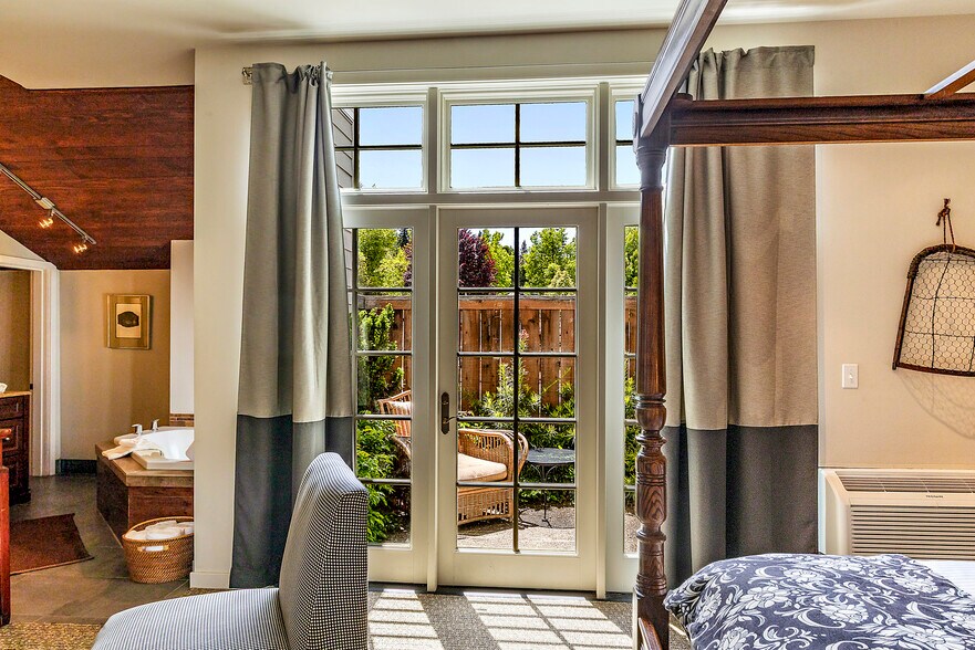 More Photos Of 240 E California St, Jacksonville Hotel For Sale