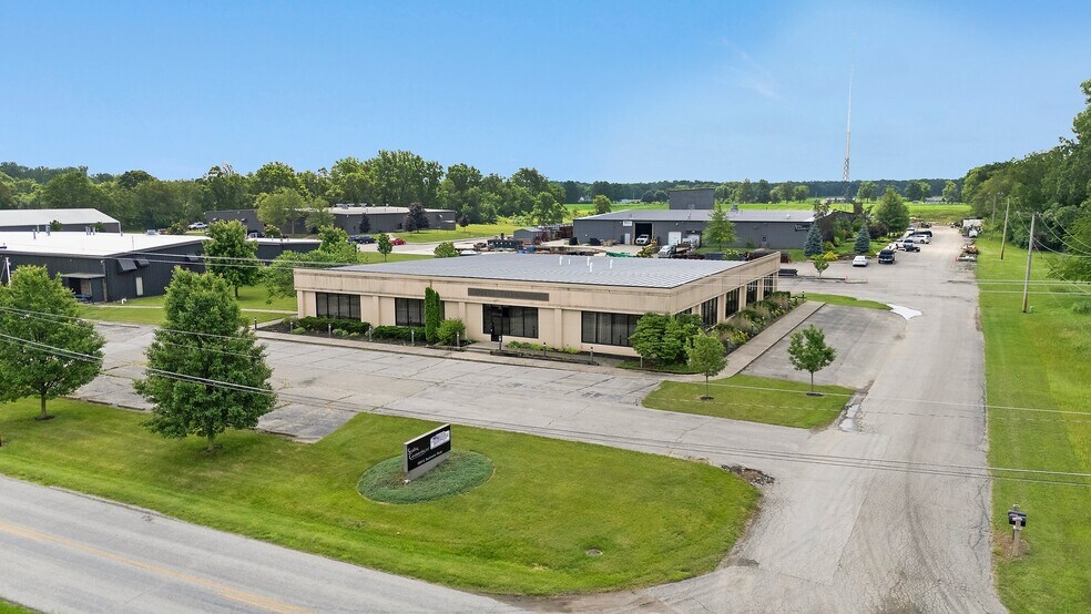 More Photos Of 8645 E Backwater Rd, North Webster Showroom For Lease