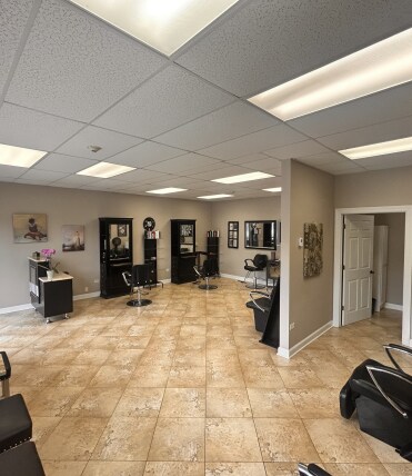 More Photos Of 820 E Terra Cotta Ave, Crystal Lake Office For Sale