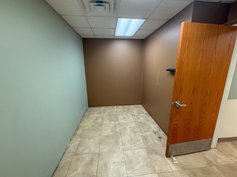 More Photos Of 3139 41st St NW, Rochester Office For Sale