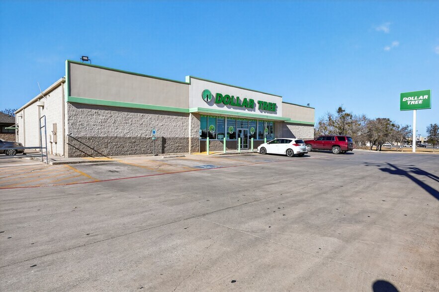 More Photos Of 224 S FM 1346, La Vernia Freestanding For Sale