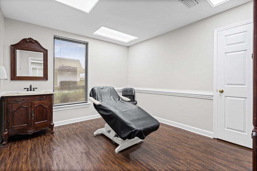 More Photos Of 3664 College Ln S, Mobile Medical For Sale