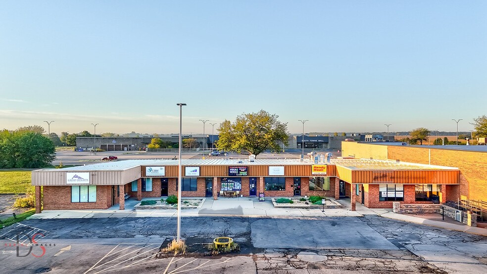 Primary Photo Of 301-315 E Mckinley Rd, Ottawa General Retail For Sale