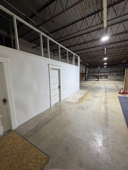 More Photos Of 156 Main St, Warsaw Freestanding For Lease