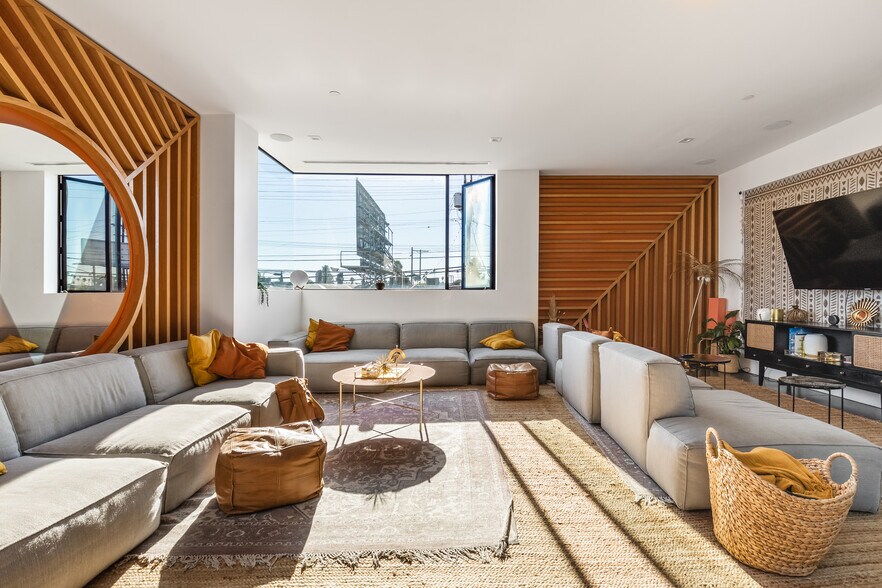 More Photos Of 2478 Penmar Ave, Venice Dormitory For Sale