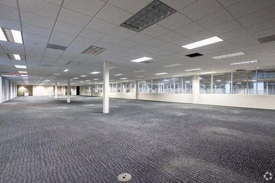 More Photos Of 1111-1113 Gillingham Ln, Sugar Land Distribution For Lease