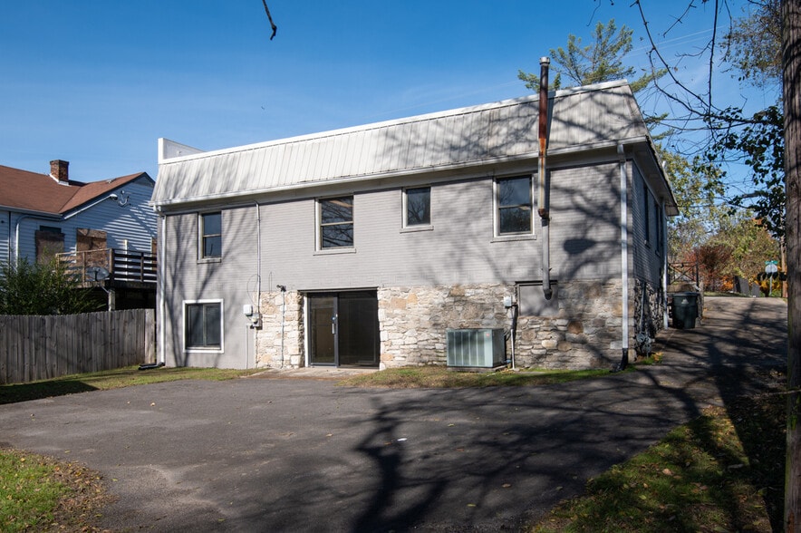 More Photos Of 130 Emmitt Ave, Madison Office For Sale