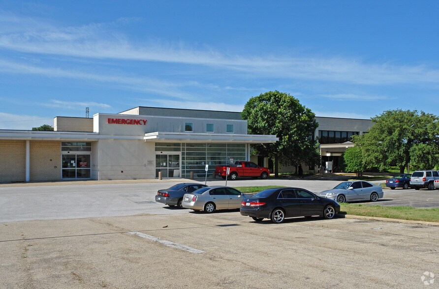 More Photos Of 2700 W Pleasant Run Rd, Lancaster Medical For Lease