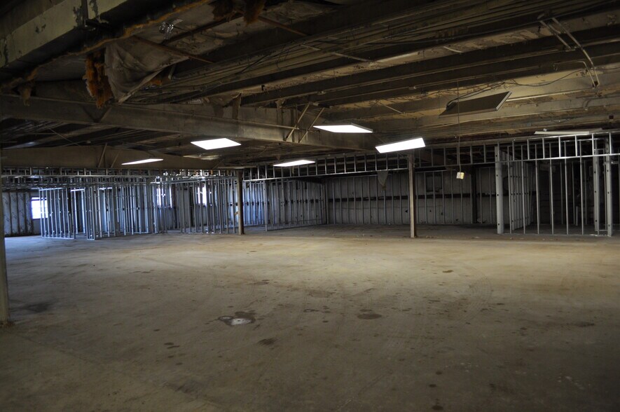 More Photos Of 1501 S Blue Bell Rd, Brenham Warehouse For Sale