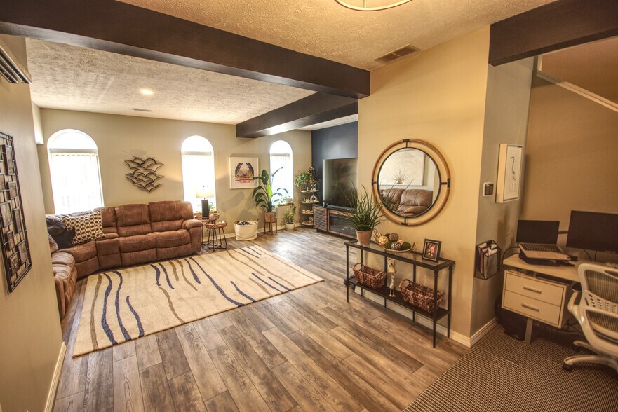 More Photos Of 114 E 5th St, Wahoo Bar For Sale