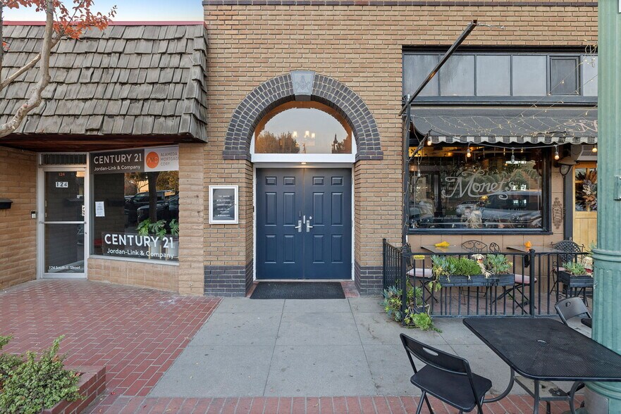 More Photos Of 128 S E St, Exeter Storefront For Sale