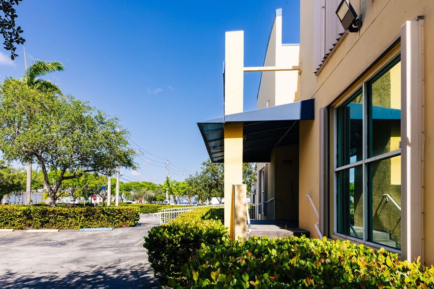 More Photos Of 11403 NW 39th St, Miami Light Distribution For Sale