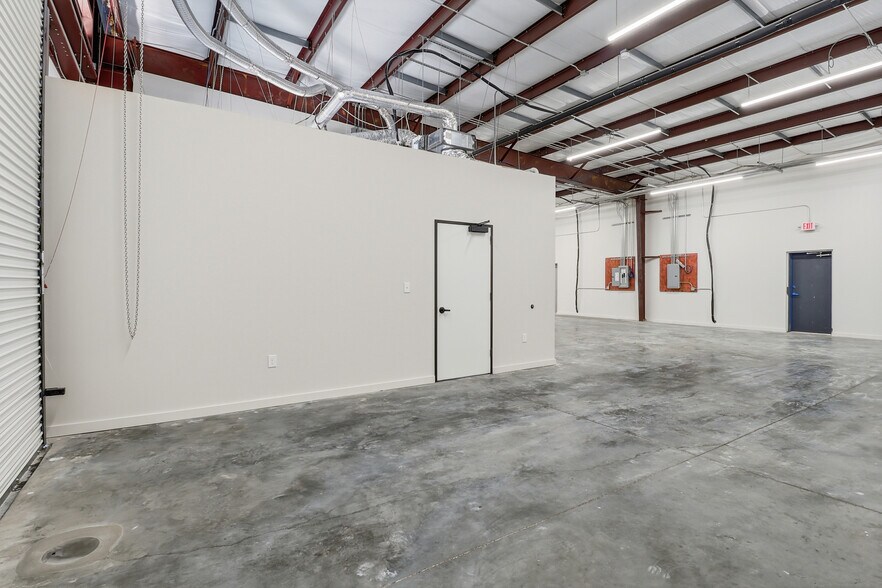 More Photos Of 5342 5th St, Katy Freestanding For Lease