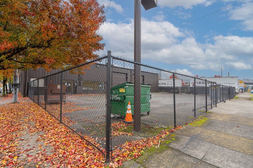 More Photos Of 480 SE Market St, Portland Distribution For Sale