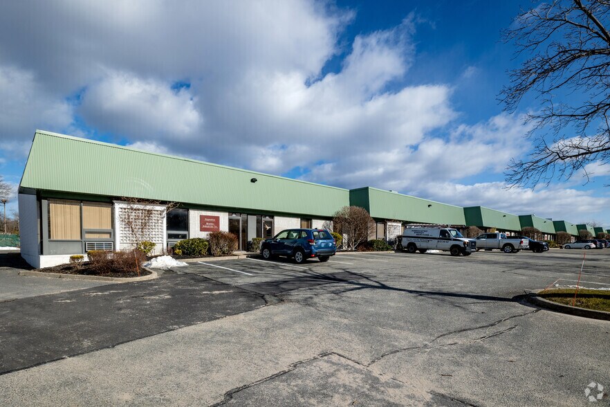 More Photos Of 60-90 Bridge Rd, Islandia Warehouse For Lease